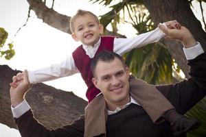 hermoso padre e hijo en el parque foto