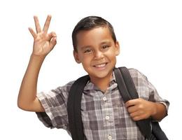 feliz joven hispano listo para la escuela en blanco foto