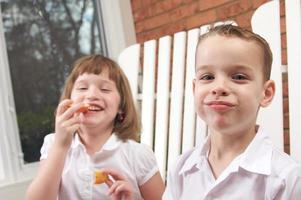 hermana y hermano comiendo una manzana foto