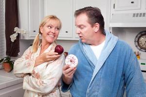 decisión de alimentación saludable de frutas o donas foto