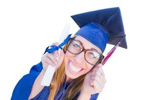 Goofy joven graduada en toga y birrete aislado sobre un fondo blanco. foto