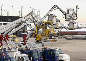 equipo de deshielo listo en el aeropuerto foto