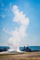 viejo géiser fiel en erupción en el parque nacional de yellowstone. foto