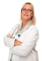 atractiva doctora o enfermera en blanco foto