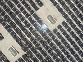 vista aérea de paneles solares montados en el techo de un gran edificio industrial o almacén. foto