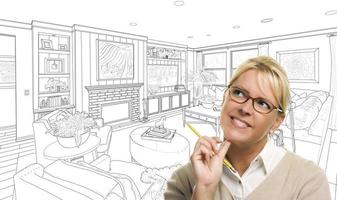mujer con lápiz sobre dibujo de diseño de sala de estar foto