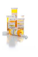 Frascos de prescripción de medicamentos no patentados y píldoras derramadas aisladas en blanco foto