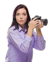 Atractiva mujer joven de raza mixta con cámara réflex digital en blanco foto