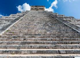 pirámide maya del castillo en el sitio arqueológico en chichén itzá, méxico foto