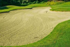 Resumen de campo de golf y búnker de arena. foto