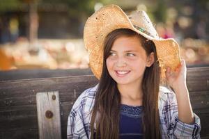 retrato de niña preadolescente en el huerto de calabazas foto