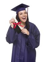 Graduada de raza mixta en toga y birrete sosteniendo su diploma foto