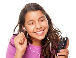 linda chica hispana escuchando música foto