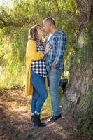 retrato, de, carrera mezclada, pareja, aire libre foto