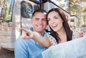 joven pareja militar mirando el mapa frente a rv foto