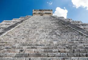 pirámide maya del castillo en el sitio arqueológico en chichén itzá, méxico foto