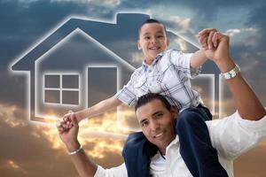 padre e hijo sobre las nubes, el cielo y el icono de la casa. foto