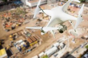 sistema de aviones no tripulados drone quadcopter en el aire sobre el sitio de construcción. foto