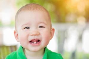 retrato de un feliz niño chino y caucásico de raza mixta foto