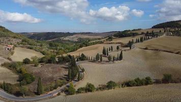 monticchiello im val d'orcia, toskana, und berühmte kurvenreiche zypressenhügelstraße video