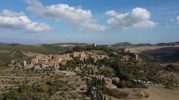 monticchiello in val d'orcia, Toscane, en kronkelend cipres heuvel weg video