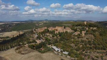 monticchiello i val d'orcia, Toscana, och känd lindning cypress kulle väg video