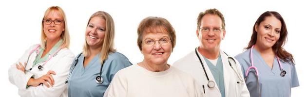 mujer mayor sonriente con médicos y enfermeras detrás foto