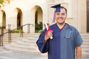 pantalla dividida de un hombre hispano como graduado y enfermero en el campus o en el hospital foto
