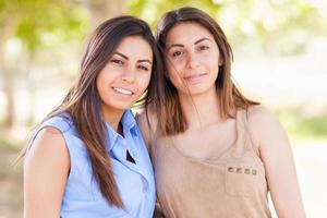 retrato de dos hermosas hermanas gemelas étnicas al aire libre. foto