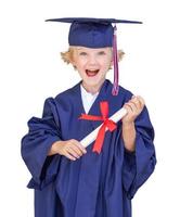 Lindo joven muchacho caucásico vistiendo toga y birrete de graduación aislado sobre un fondo blanco. foto