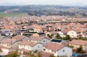 vista aérea del barrio poblado de casas con desenfoque de cambio de inclinación foto