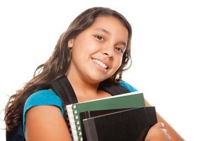 linda chica hispana con libros y mochila foto