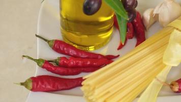 spaghetti de pâtes à la tomate, à l'ail, à l'huile d'olive et au piment. ingrédients alimentaires traditionnels italiens typiques, gourmet méditerranéen