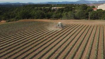 agrarisch uitrusting machine oogstmachine met boer werken in landbouw veld- video