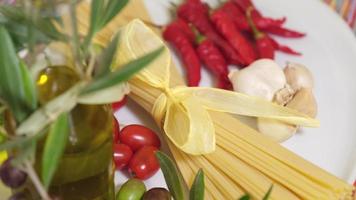 pasta spaghetti con pomodoro, aglio, oliva olio e chili Pepe. tipico italiano tradizionale cibo ingredienti, mediterraneo buongustaio video