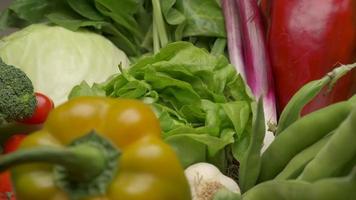 closeup de alface de salada verde girando e vários vegetais misturados. comida vegetariana ou vegana saudável, nutrição da dieta mediterrânea video