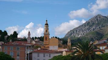 menton gedurende dag en heilige Michel aartswisseling basiliek in cote d'azur, Frankrijk. kathedraal, Katholiek kerk in provence timelapse video