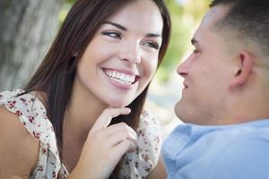 retrato de pareja romántica de raza mixta en el parque foto