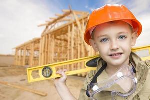 niño niño disfrazado de manitas frente a la estructura de la casa foto