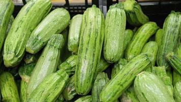 exposição de legumes de abobrinha na mercearia do mercado. comida biológica saudável orgânica. video
