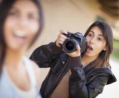 emocionada mujer de raza mixta fotógrafa manchas celebridad foto