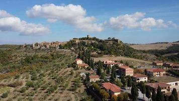 monticchiello in val d'orcia, Toscane, en kronkelend cipres heuvel weg video