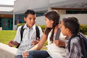 lindos hermanos y hermanas hablando, listos para la escuela foto