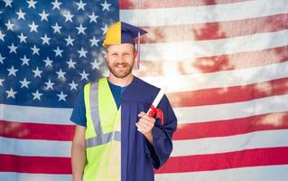 graduado masculino de pantalla dividida en toga y birrete para ingeniero en casco frente a la bandera estadounidense foto