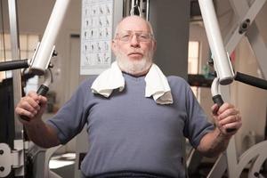 hombre adulto mayor en el gimnasio foto