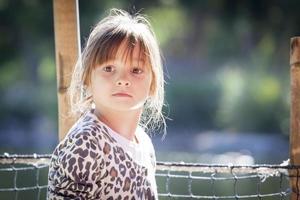 retrato de niña de niño pequeño afuera foto