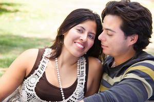 atractivo retrato de pareja hispana al aire libre foto