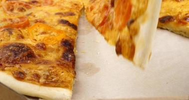 uma fatia de queijo pizza margherita close-up video