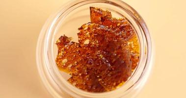 morceau de cire de cannabis, ambre de marijuana en pot video