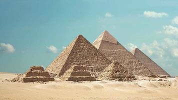 nuvens de timelapse voam rapidamente sobre as pirâmides 4k video